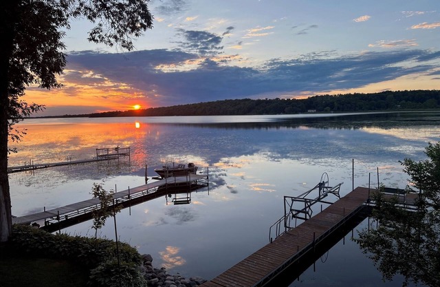 NEW Cozy Lakeside Retreat, Gorgeous Sunset Views and Firepit!