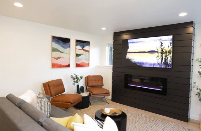 New Cozy & Mesmerizing 2BDRM Home - W/Fire Place