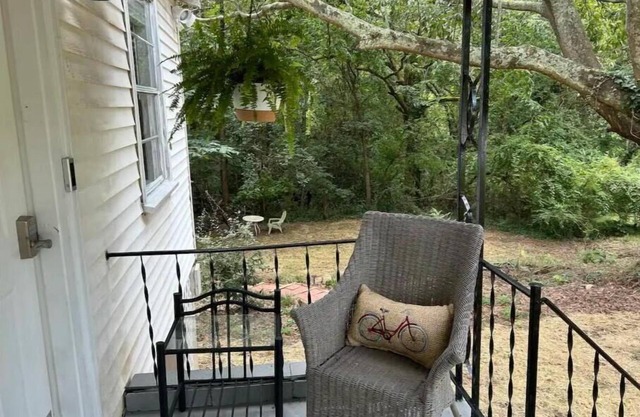 New Cozy Stone Mountain Village HideAway - Studio Apartment Special Pricingnn