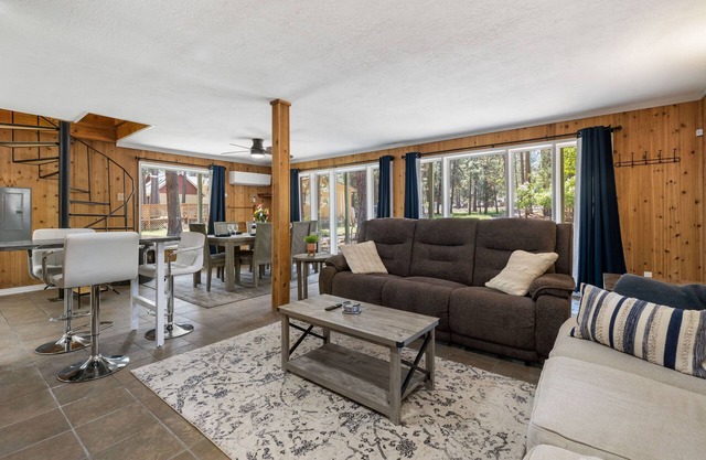 *New* Deschutes Riverwoods Retreat