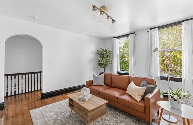 NEW! Designer 2 bedroom apt w/king bed, 65" TV, fenced yard & WiFi - pets <3