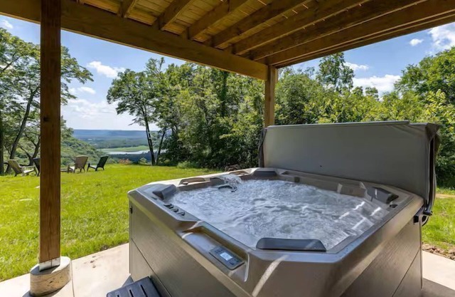 NEW!/Diamond in the Bluff/HOT TUB/Sleeps 6
