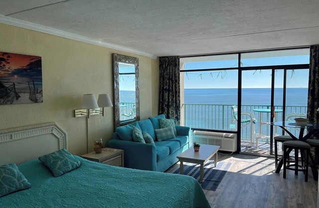 New Direct Oceanfront View Studio, Pools, Updated!