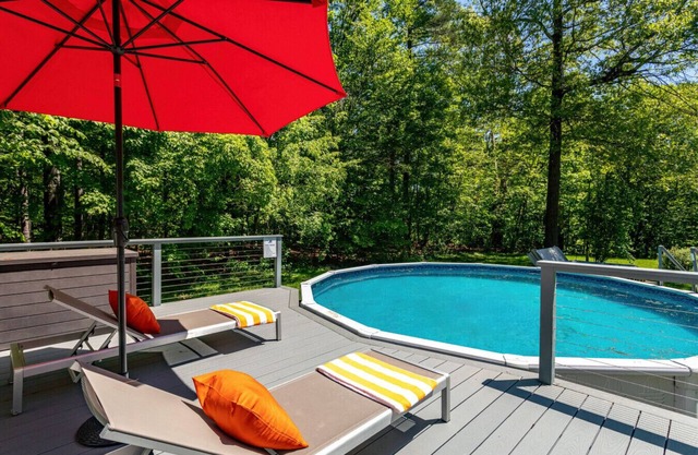 NEW: Fabulous Pool Oasis w/hot tub in Saugerties