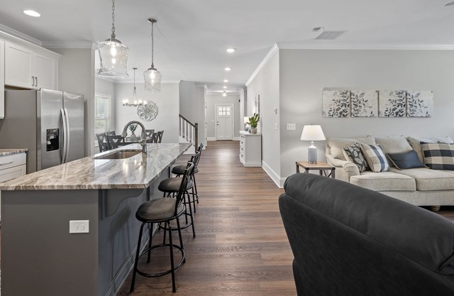 New Fully-Furnished Carriage House in Harbor Club (gated) community