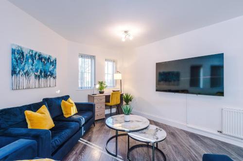 NEW!- GORTON PLACE - 4 Bed 3 Bath House In Manchester - FREE Parking - FAST 250 Mbps Wi-Fi - Ideal for Business, Families & Groups - Close to City Centre, Airport, Etihad Stadium - For Best Available Rates contact Greenstay Serviced Accommodation