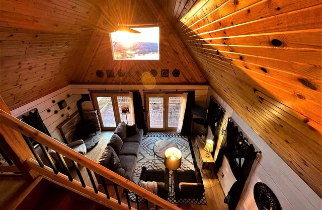 NEW! GRAND VIEW - Rustic Ridge Chalet, hot tub, river view, privacy
