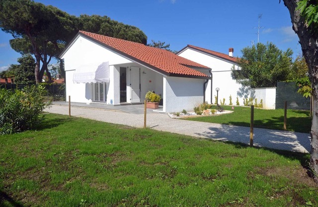 New ground floor villa with large garden in green and quiet area