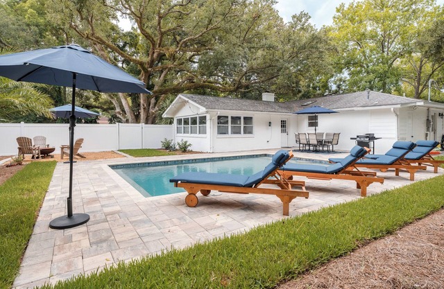 NEW! Heated Pool, only 1.5 miles to Beach! Sleeps 10