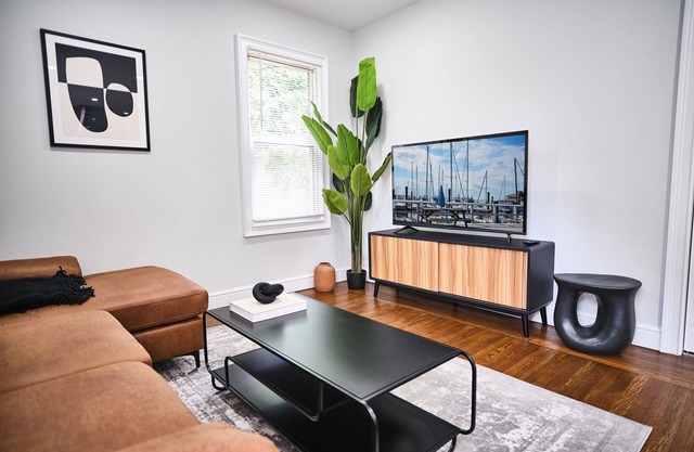 New Home - Close to Beach & Yale