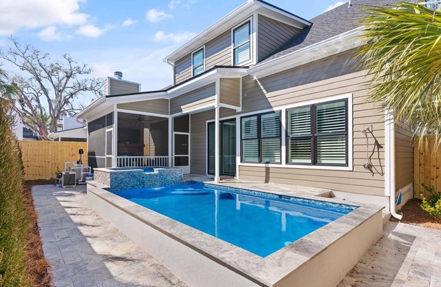 New Home in King City, Sleeps 10, Pool and Screened in Porch with TV!