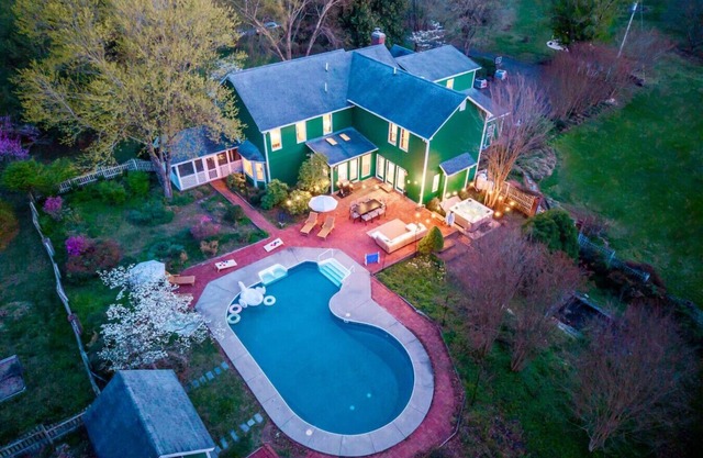 NEW l Near Shenandoah~Pool~Hot Tub~Fire Pit~10Acre