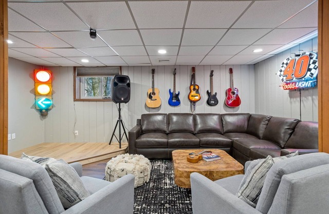 NEW! Lake View Honky Tonk- Karaoke and Stage- Hot Tub- Firepit- Bar-HUGE Deck!