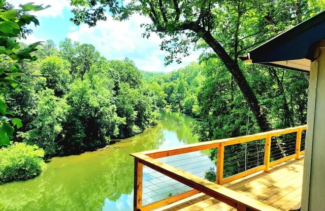 NEW! Lakefront Cabin-Mnt View-Hot Tub-WIFI-Prime Location-Bryson City/Cherokee