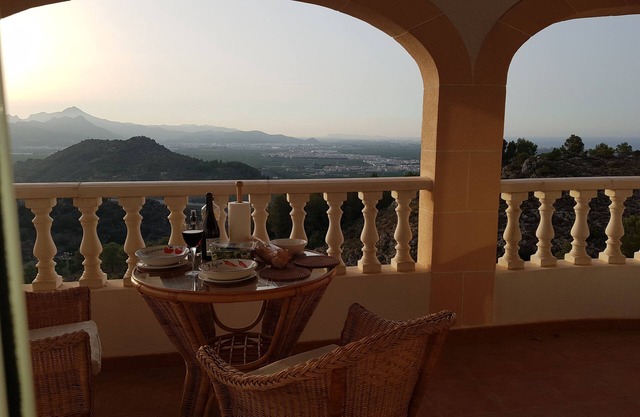 "NEW LISTING": Detached quiet hillside Villa near Oliva with stunning vistas