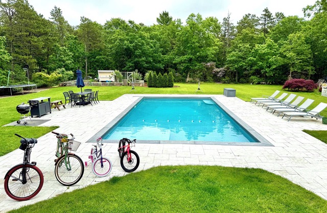 New listing 4bd w/heated pool, chicken coop, kids playground, wifi