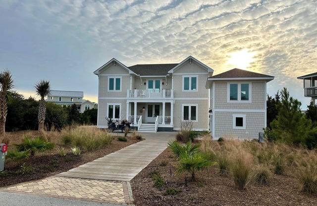 NEW LISTING! 6 bedrooms, 2 fridges, 2 dishwashers, lots of custom amenities!