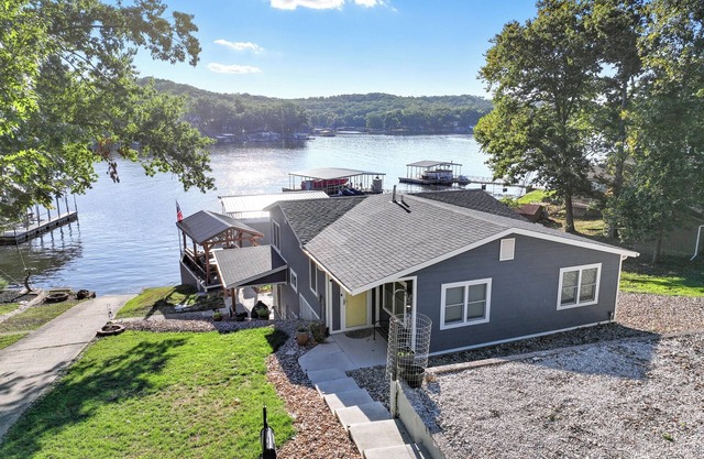 New Listing! Lakefront 3BR/3BA N. Buck Creek Cove, Private Dock, Sleeps 12.