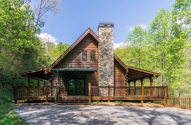 New Listing! Lakeview Retreat-3-Bed/3-Bath/HotTub/Ping-Pong/Lake!