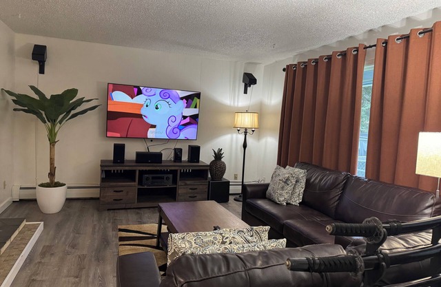 New Listing Muir Totem Comfy Home in Juneau Valley