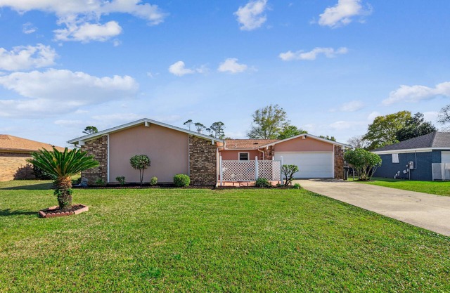 New Listing!| Quiet Neighborhood| Sun Room| Large Patio| Neighborhood beach, playground & tennis