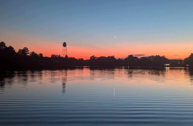 NEW LISTING Ranch Style 3-Bedroom 2-Bath Sleeps 9 Lake Hayward in City Hayward