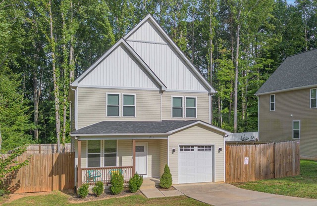 New Listing! Sleeps 11~Hot Tub~Fenced In Backyard