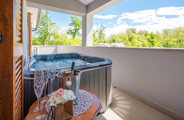 New luxurious two-story Val Serena house near the sea Jacuzzi sauna Wifi