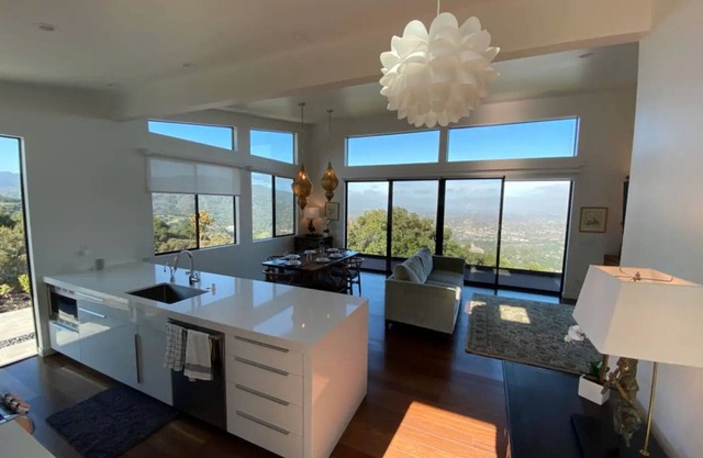 New Luxury 2 Bedroom Home with Breathtaking Views (set on a 1 acre site)
