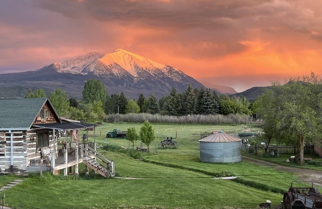 New Luxury 3BR Townhome -Mt. Sopris View & Hot Tub