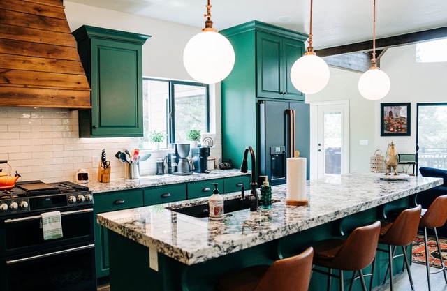 New! Luxury Chalet Hideaway in Charming Mountain Town