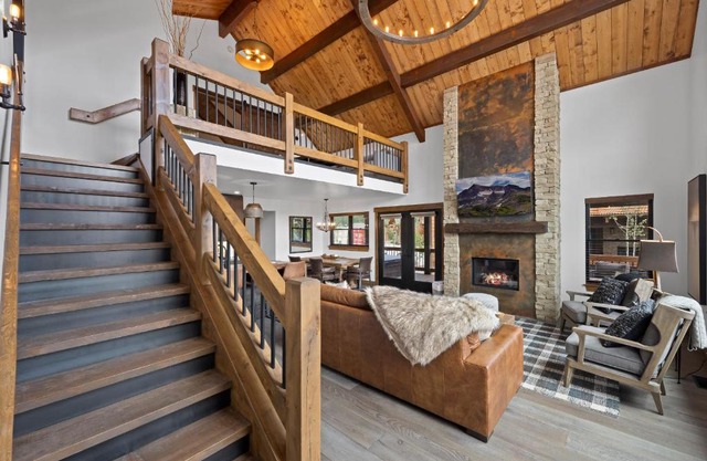 New Luxury Cabin! Fireplace and Jacuzzi!