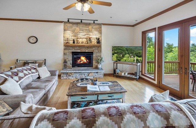 New Luxury Condo in Smoky Mountain Country Club, No Steps to Get In!