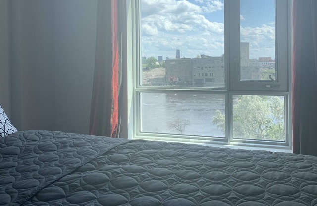 NEW LUXURY CONDO WITH WATERFRONT/PARLIAMENT VIEWS