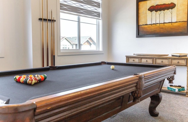 New Luxury House in South Edmonton Near Airport, 2 King bds 4 bdrms 4bthrms