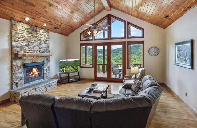 New Luxury Smoky Mountain Country Club Condo, Garage, Washer & Dryer, View!