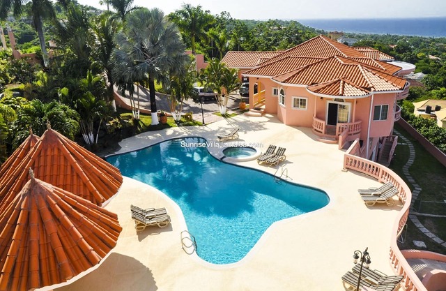 NEW LUXURY VILLA/AMZING OCEAN VIEW/PRIVT KITCHEN/BATHR/LIVING RM/POOL/JACUZZI