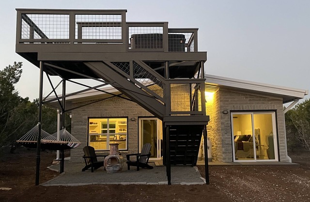 New mod container w/12-foot deck, hot tub, 360 amazing views, BOGO wine tasting
