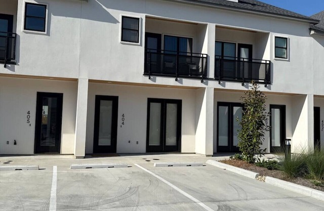 New/Modern 3B/2.5Bt Townhome in the Heart of Town