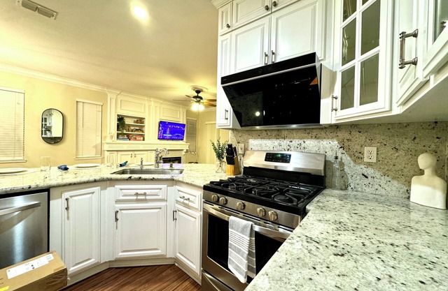 NEW - Modern 3BR & Backyard Fun