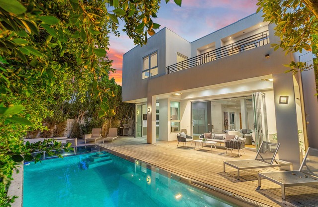 New Modern 5 bedroom Villa