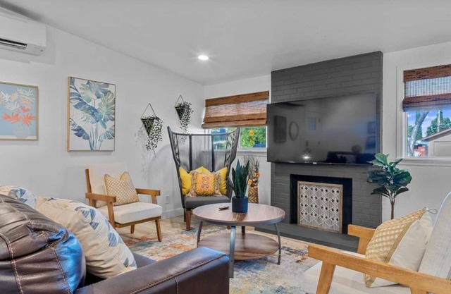 NEW - Modern Boho Vibes - Fun Backyard - Hot Tub - Min to DT