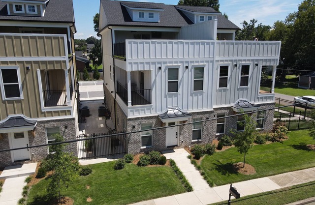 New Modern Downtown Townhome with Rooftop Patio - 4 bed 4 bath