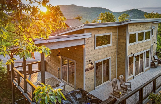 NEW Modern. Mtn Views. Arcade. Hot Tub. Pool Table