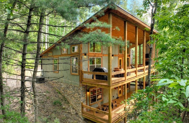 NEW! Modern Rustic in Aska Adventure Area. Hot Tub! Pet Friendly!