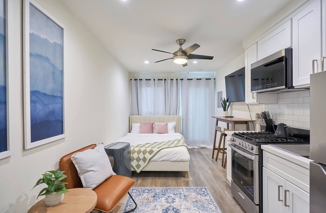 NEW! Modern Studio w/Pool 5 mins from LAX & Beach- Monthly Stay Discount