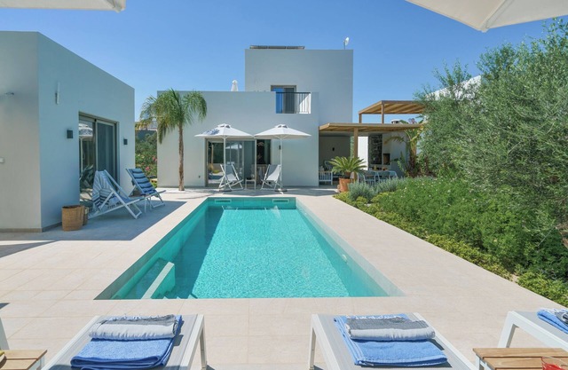 New Modern Villa w/Private Swimming Pool & BBQ