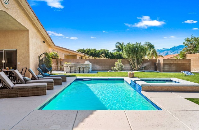 NEW! Mountain Views, Saltwater Pool&Spa, Firepit and Outdoor BBQ and bar area