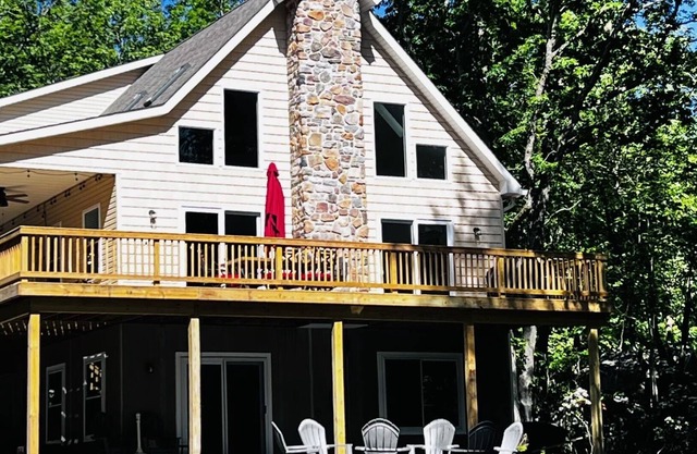 NEW! “MountainWoods" Family Chalet at Bear Creek Lakes, Beach, Lake, Pool, Ski!