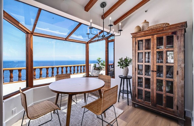 New Oceanfront Villa in Hamilton Cove. Golf Cart, Terrace + Easy Access